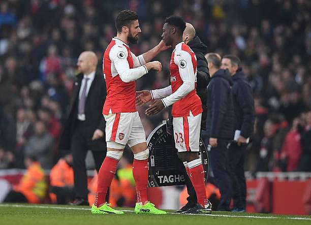LONDON, ENGLAND - JANUARY 22: Olivier Giroud of Arsenal is replaced by Danny Welbeck during the Premier League match between Arsenal and Burnley at the Emirates Stadium on January 22, 2017 in London, England. (Photo by Shaun Botterill/Getty Images)